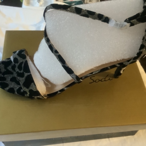 Shoes - Picture 5 of 9